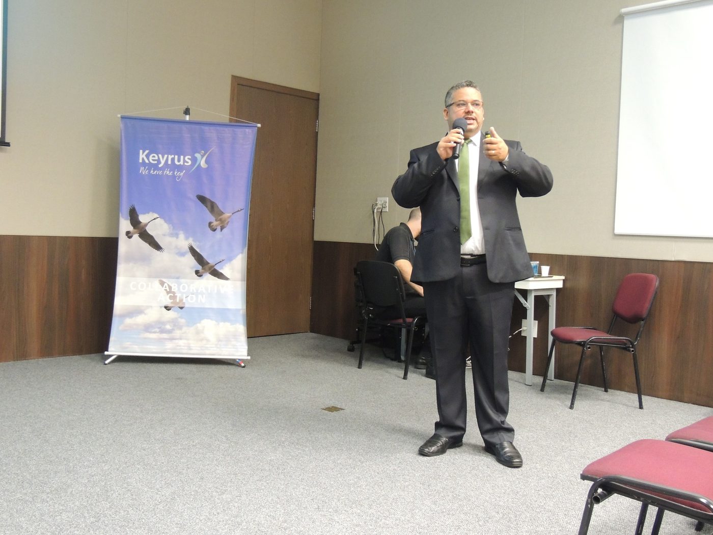 Roberto Oliveira apresentando no AI DataShow, evento com patrocínio da Keyrus