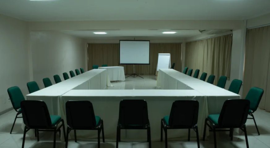 Sala de reunião em formato de mesa no Hotel Nacional Inn