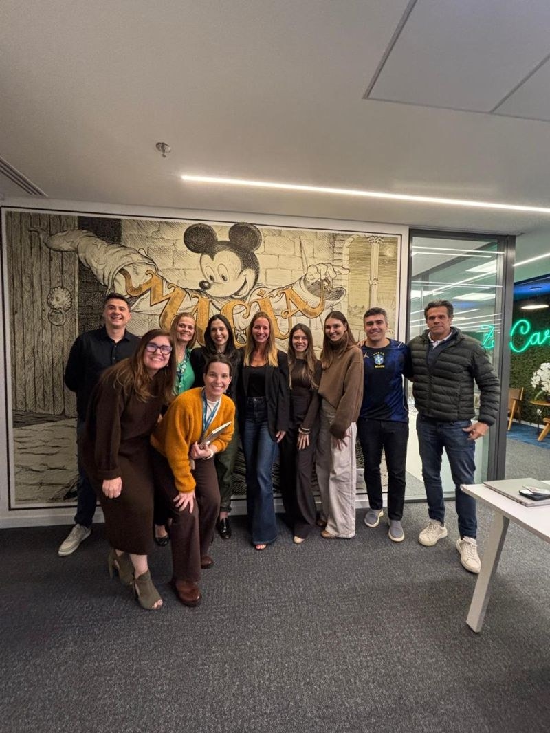 Vivi Ribeiro conduzindo workshop de Liderança Aumentada para o time de Ad Sales e Partnership da Disney